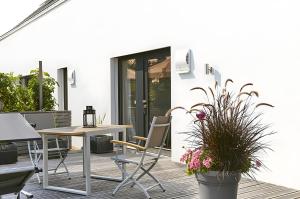 a patio with a table and chairs and plants at Charmingsuite in Bad Teinach-Zavelstein