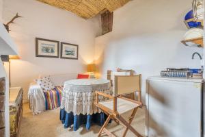 a living room with a table and a chair at Buhardilla La Prensa in Sorvilán