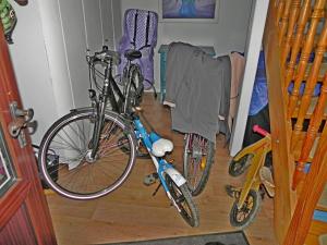 two bikes are parked in a hallway next to a room at Ferienwohnung Mulleby in Süderhackstedt