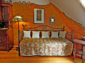 a bedroom with a large bed with an orange wall at Ferienwohnung Mulleby in Süderhackstedt