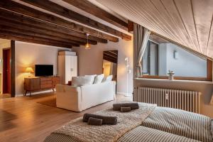 a living room with a white bed and a couch at Köhlerstube Todtmoos in Todtmoos