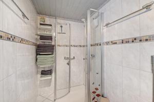 ein Badezimmer mit Dusche und ebenerdiger Dusche in der Unterkunft Moi Holzhaisel in Elmstein + 15 Fotos