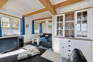 a tiny house with a kitchen and a living room at Haus Möwe und Robbe in Dagebüll