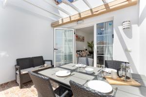 a dining room with a table and chairs at La Casita Encantada in Corralejo