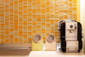 a coffee maker and a toaster sitting on a counter at Casa Marina a 150mt dalla pelosa in Stintino +23 photos