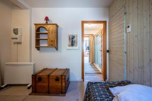 a room with a bed and a wooden box in it at Les arolles in Valloire