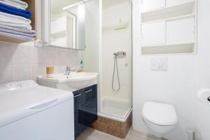 a bathroom with a sink and a toilet and a shower at Appartement Guillaume vue mer in Trégunc