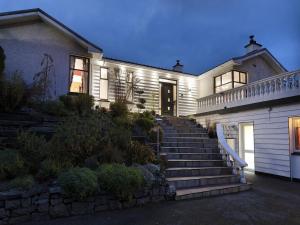 una gran casa blanca con escaleras delante en Kilbree House B&B en Galway