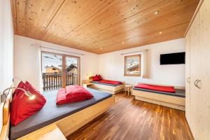 a room with two beds and a window at Seppnerhof Ferienwohnung Enzian in Moso