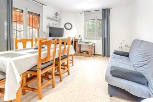 a living room with a table and a couch at Casa Raymond con piscina in Maçanet de la Selva