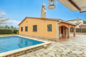 a house with a swimming pool and a building at Casa Raymond con piscina in Maçanet de la Selva