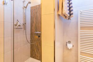 a bathroom with a shower with a glass door at Ferienwohnung Bergkristall in Mittenwald