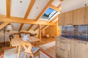 a kitchen and dining room with a table and a window at Ferienwohnung Bergkristall in Mittenwald