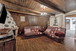 a living room with a couch and a tv at Finca Oasis Samuel in Garachico
