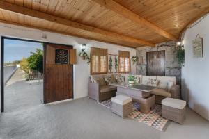 a living room with a couch and a table at Finca Oasis Samuel in Garachico
