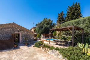 an external view of a house with a swimming pool at Casa Martin in Calvià