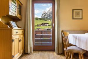 a door to a bedroom with a view of a mountain at Ferienwohnung 4 Vikoler in Vols am Schlern
