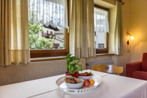 a table with a bowl of fruit on it with a window at Ferienwohnung 4 Vikoler in Vols am Schlern