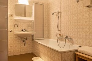 a bathroom with a shower and a sink and a tub at Ferienwohnung 4 Vikoler in Vols am Schlern