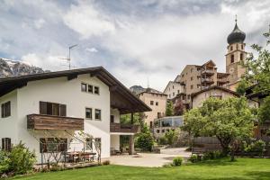 a house in the mountains with a tower at Ferienwohnung 4 Vikoler in Vols am Schlern