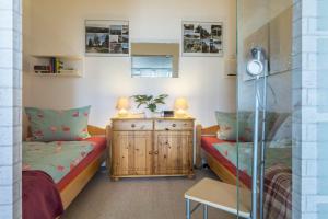 a bedroom with two twin beds and a desk at Ferienwohnung Harzblick in Altenau