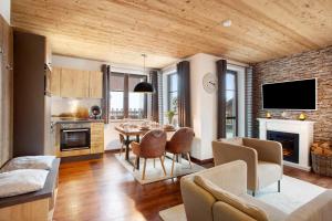 eine Küche und ein Wohnzimmer mit Tisch und Stühlen in der Unterkunft Bergchalet 20 mit Sauna in Heringhausen