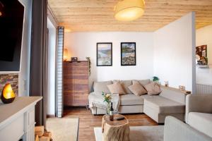 ein Wohnzimmer mit Sofa und Tisch in der Unterkunft Bergchalet 20 mit Sauna in Heringhausen