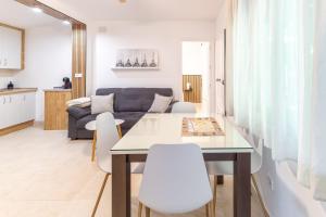 a kitchen and living room with a table and chairs at El Castañar de Ceubia in Arenas de San Pedro