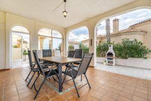 a dining room with a table and chairs at Las Ramblas in Orihuela