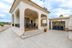 an outdoor patio with white columns and a porch at Las Ramblas in Orihuela