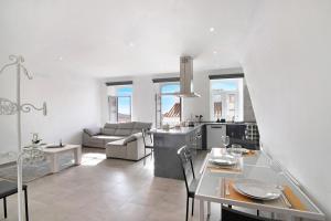 a kitchen and living room with a table and chairs at Traditional 3 bedroom apartment in Alte