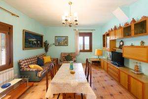 a living room with a table and a couch at Cal Vimon in Las Masucas