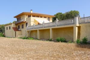 a house with a large balcony on top of it at Cal Vimon in Las Masucas