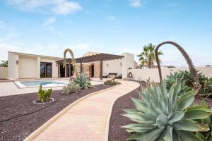a villa with a swimming pool and a resort at Casa Rural La Morisca in Tuineje