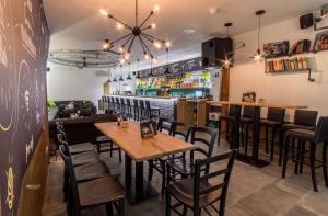 restauracja ze stołami i krzesłami oraz barem w obiekcie Ferienwohnung Khorsandi Eins w mieście Coburg