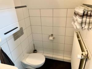 mała łazienka z białą toaletą i ręcznikami w obiekcie Ferienwohnung Khorsandi Eins w mieście Coburg