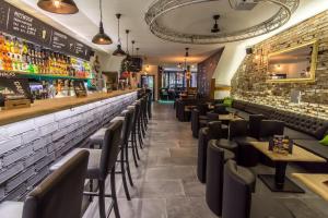 restauracja z długim barem z krzesłami w obiekcie Ferienwohnung Khorsandi Eins w mieście Coburg