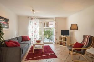 a living room with a couch and a tv at Sabinas Gästewohnung in Wasserburg