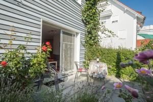 a patio with a table and chairs in front of a house at Sabinas Gästewohnung in Wasserburg