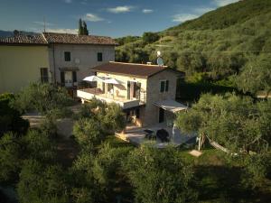 an aerial view of a house with a mountain at Rustico alle Fornare in Torri del Benaco
