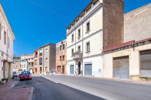 an empty street in an old city with buildings at Il Conte e La Contessa in Sennori