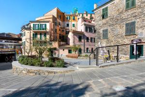 a city street with buildings in the background at La Rosa Dei Venti in Vernazza
