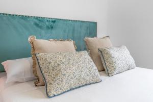 a group of pillows sitting on top of a bed at Flamboyan 3 in Telde