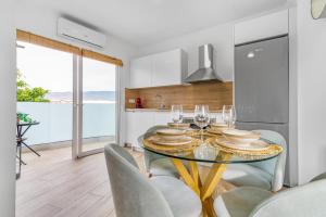a dining room with a glass table and chairs at Flamboyan 3 in Telde