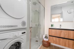 a bathroom with a washing machine and a shower at Flamboyan 3 in Telde +18 photos