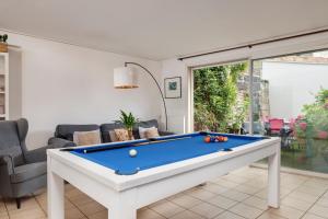 a living room with a pool table at A Bordeaux, Climatisée avec billard in Le Bouscat