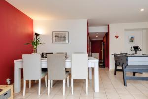 a dining room with a table and a piano at A Bordeaux, Climatisée avec billard in Le Bouscat