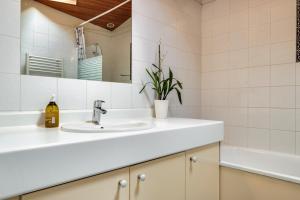 a bathroom with a sink and a mirror at A Bordeaux, Climatisée avec billard in Le Bouscat +15 photos