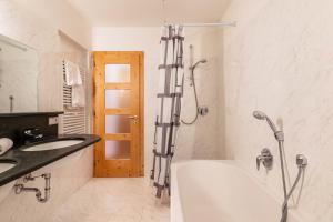 a bathroom with a bath tub and a sink at Apartment Funtnatsch in Laion +32 photos