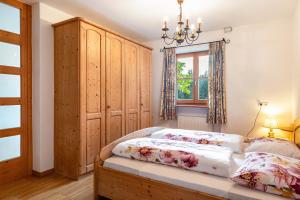 a bedroom with a bed and a window and a chandelier at Apartment Funtnatsch in Laion
